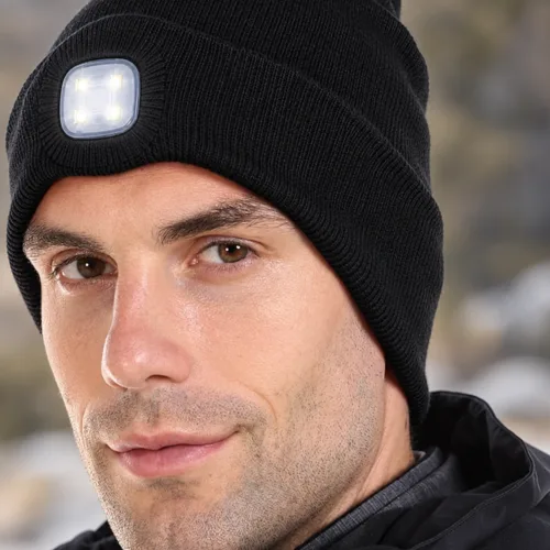 LumiBeanie – kapa s polnilno LED-lučko